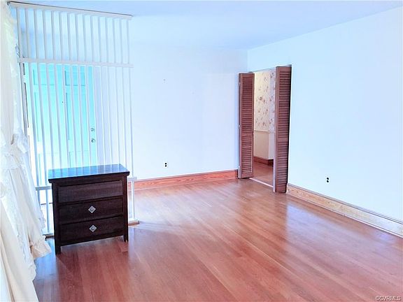 3rd image of 909 Lakewood Dr