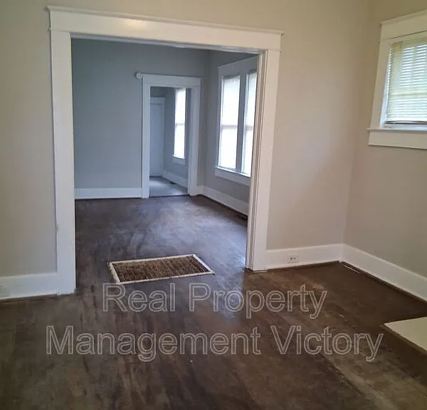 7017 Division Ave — Photo 2