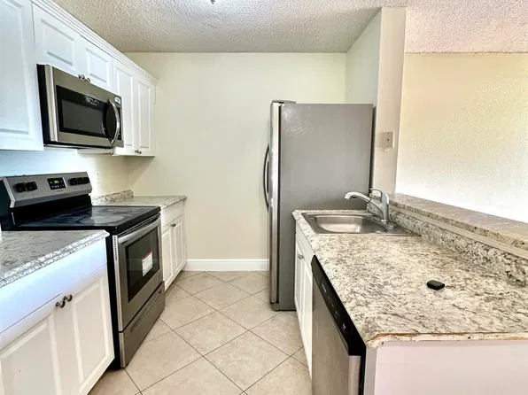 1405 Meadows Cir W, Boynton Beach, FL
