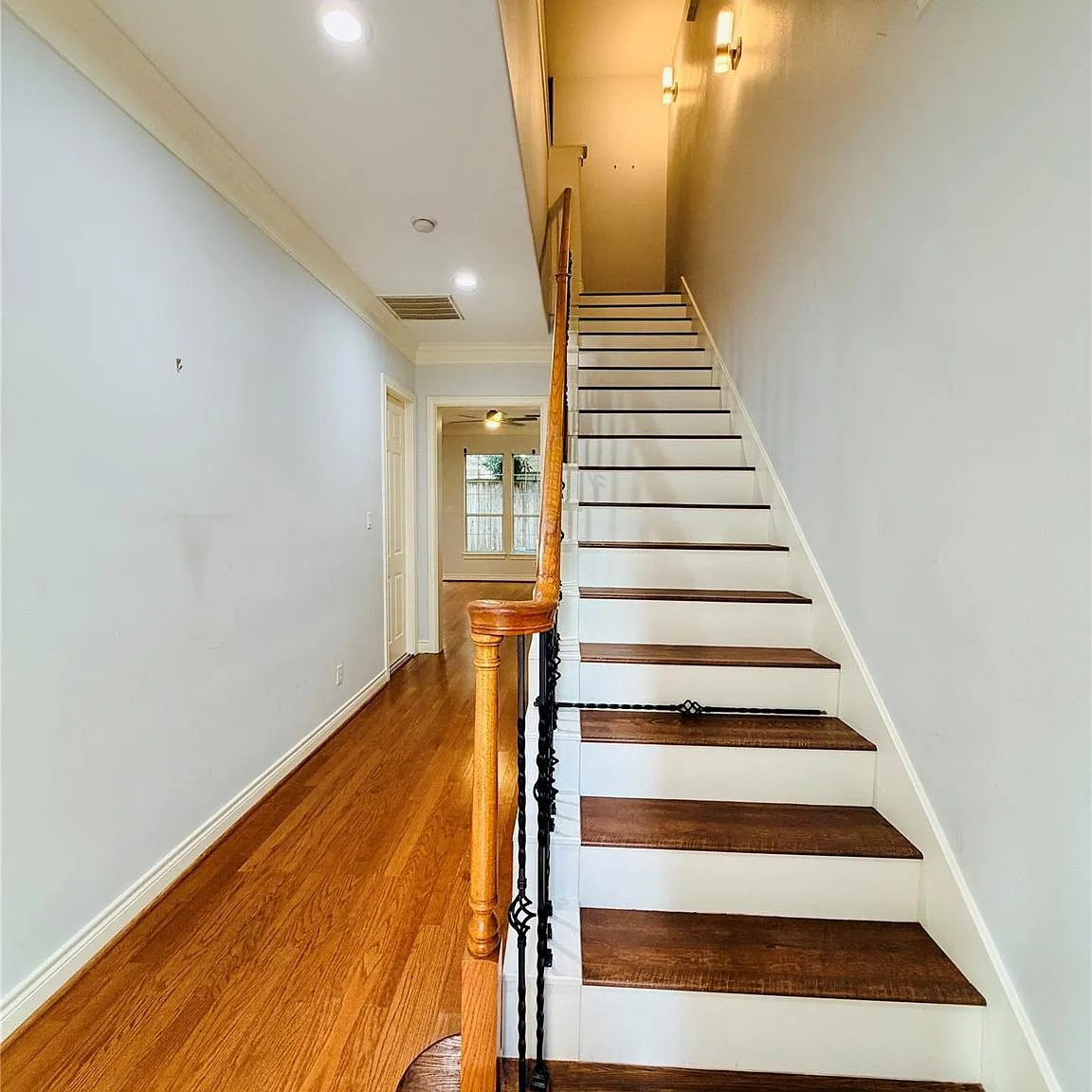 3 bed, 2.5 bath, 1952 sqft, $2,500 — Photo 3