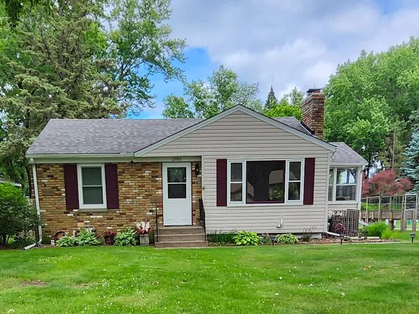 2980 Woodbridge St, Roseville, MN 55113