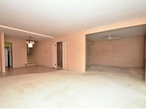 4th image of 19801 Van Aken Blvd #E208
