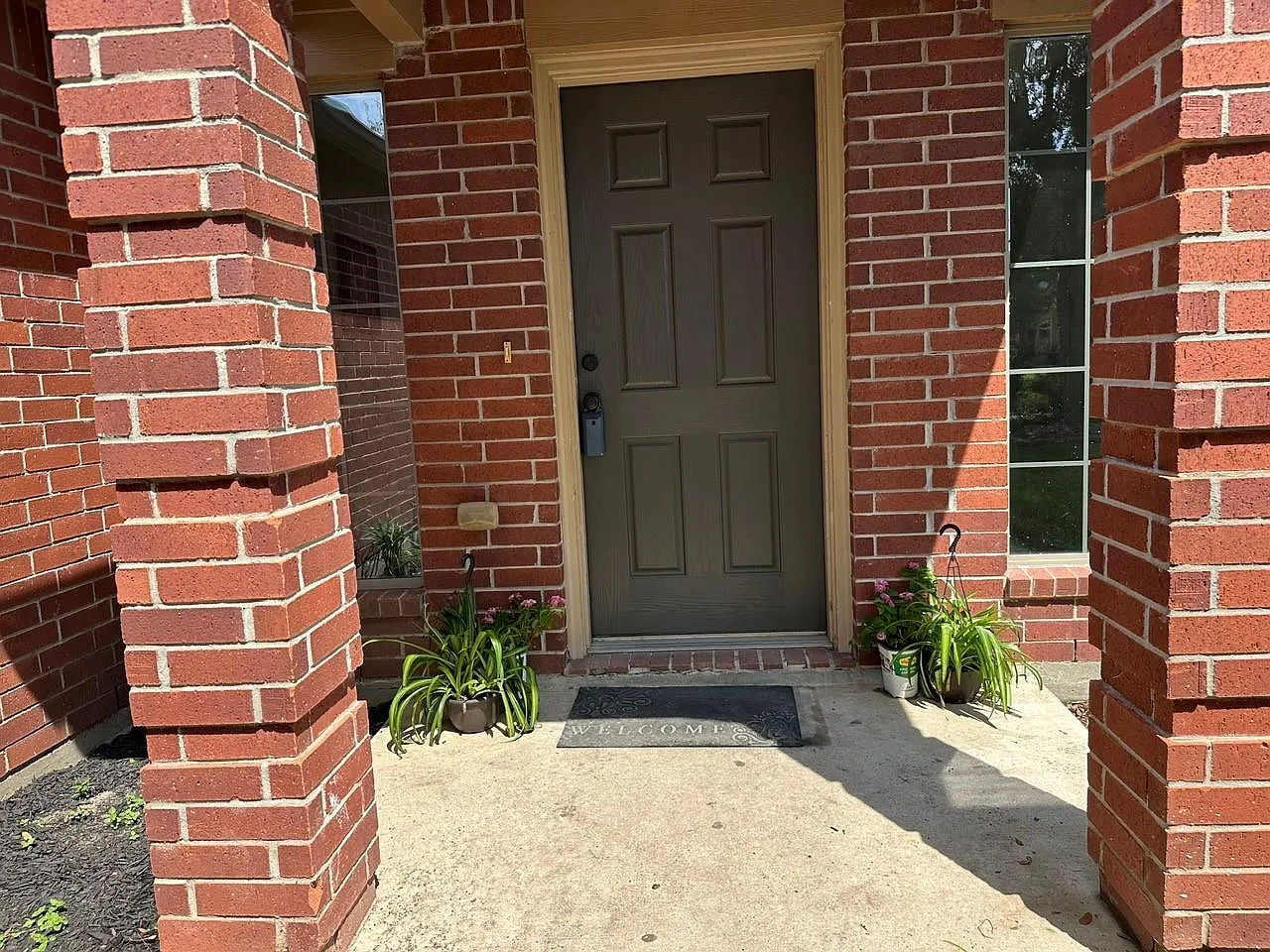 4 bed, 2.0 bath, 1560 sqft, $1,800 — Photo 4