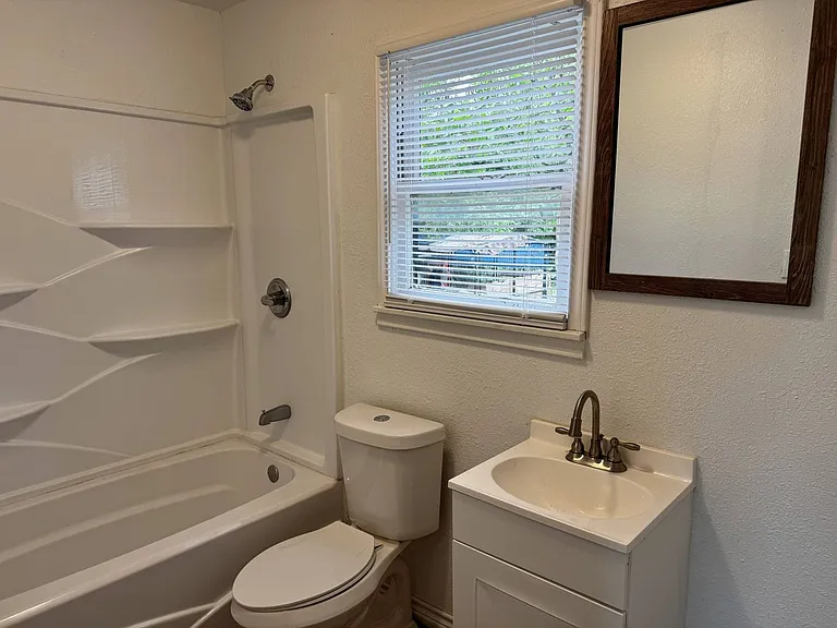 902 Flood St — Photo 8