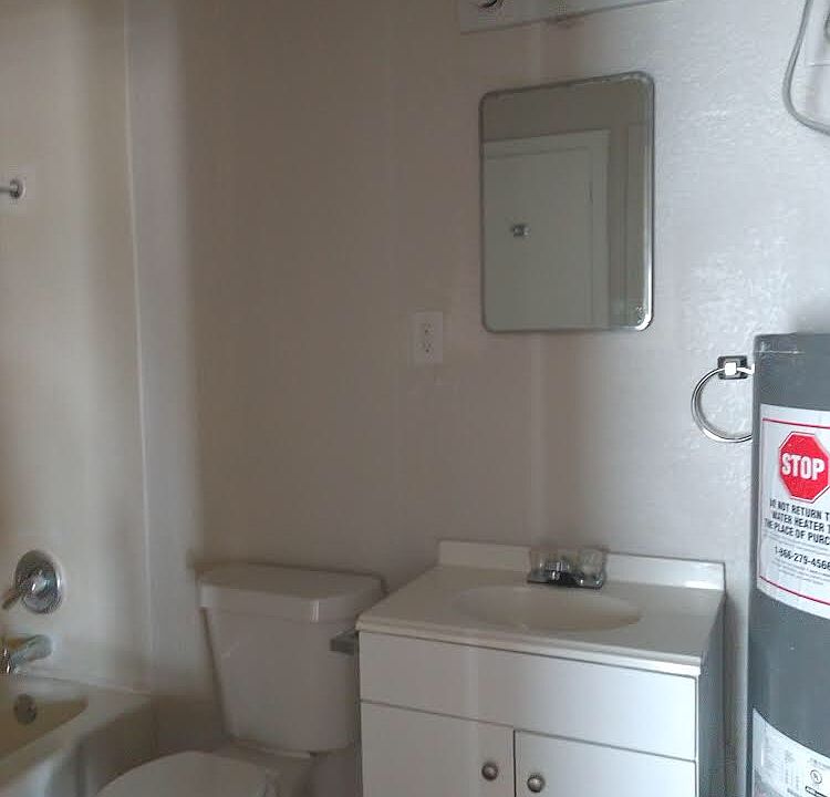 2nd image of 913 Mimosa St