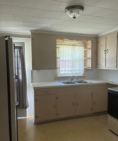 1468 Hilltop St — Photo 3