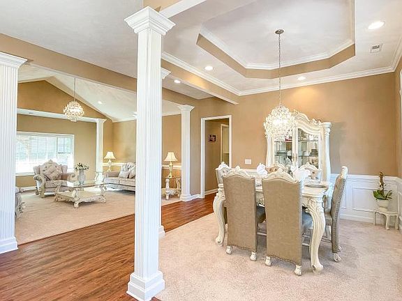 A nice mixture of tray and vaulted ceilings 