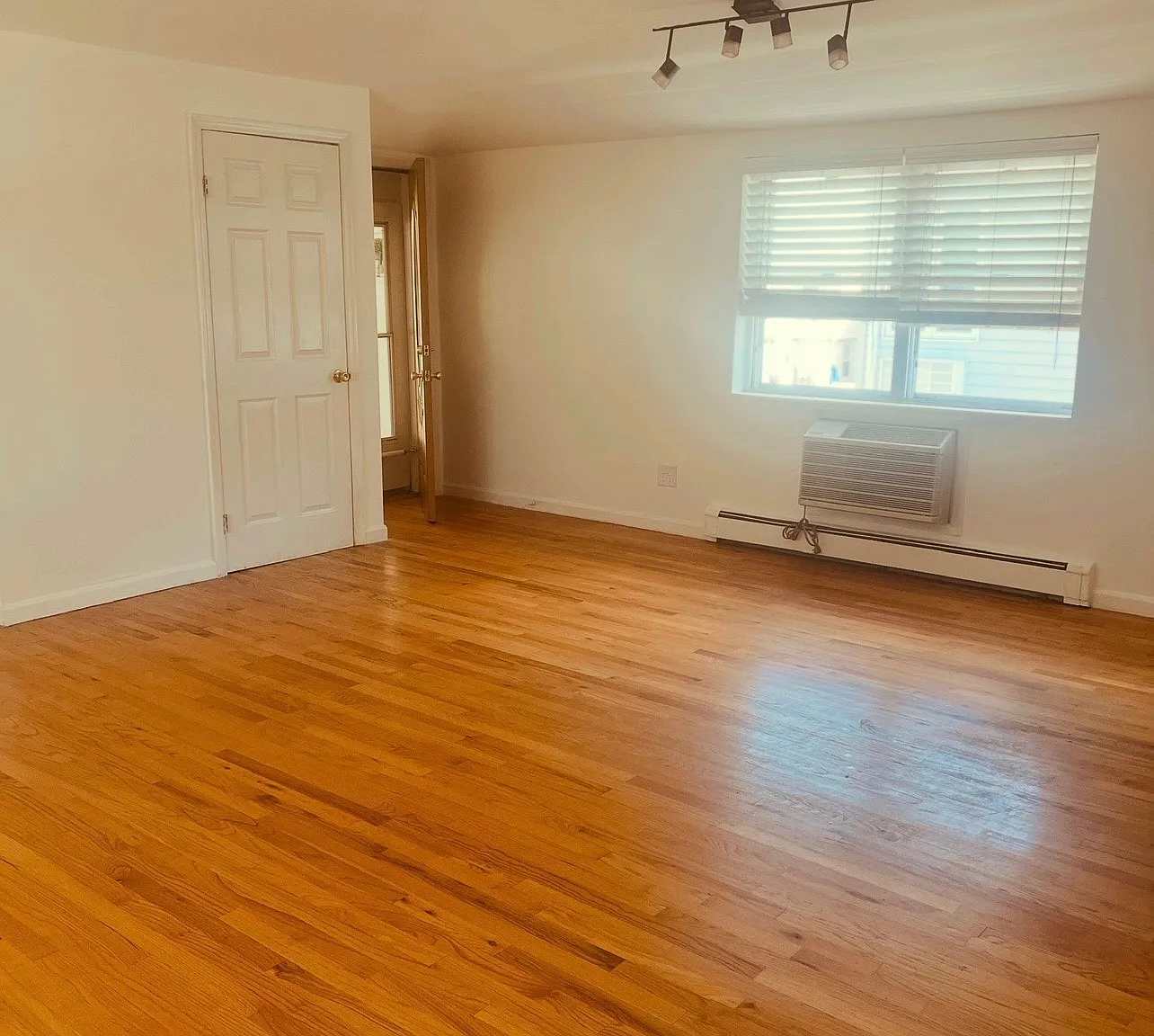 3 bed, 2208 sqft, $3,500 — Photo 2