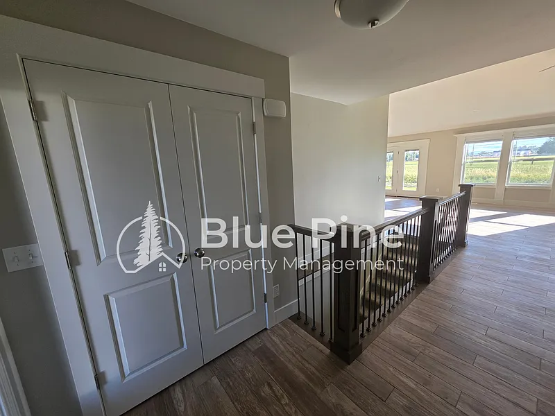 6 bed, 3.0 bath, 3477 sqft, $3,050 — Photo 2