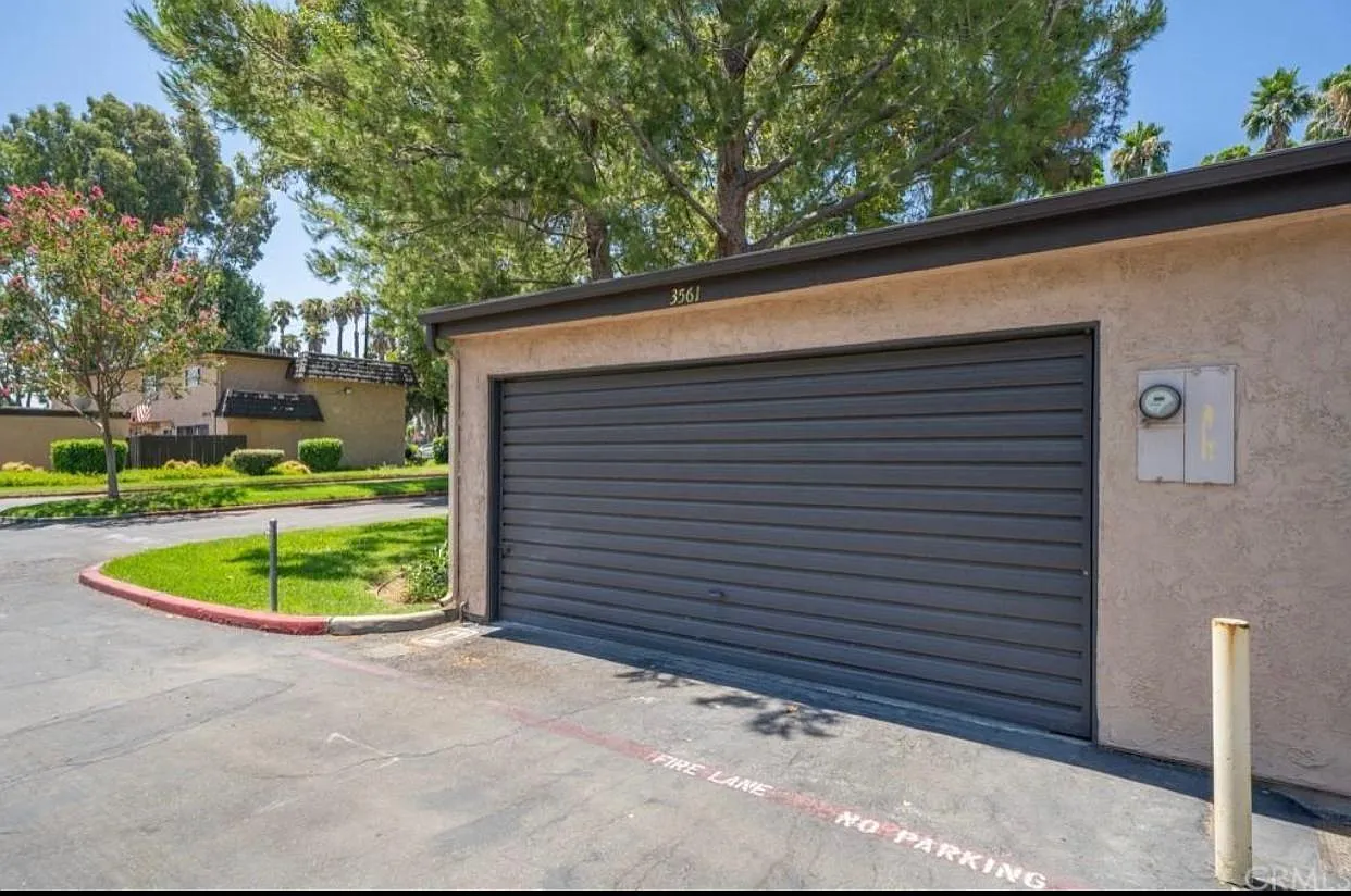 2 bed, 1.5 bath, 1069 sqft, $2,500 — Photo 2