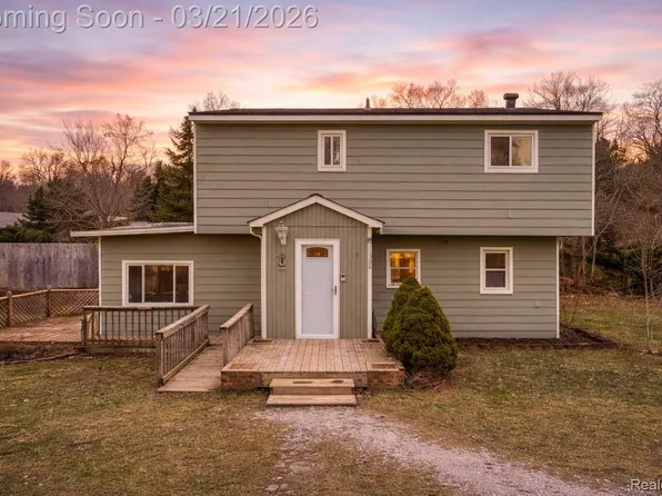 11388 Sunset Blvd, Pinckney, MI 48169