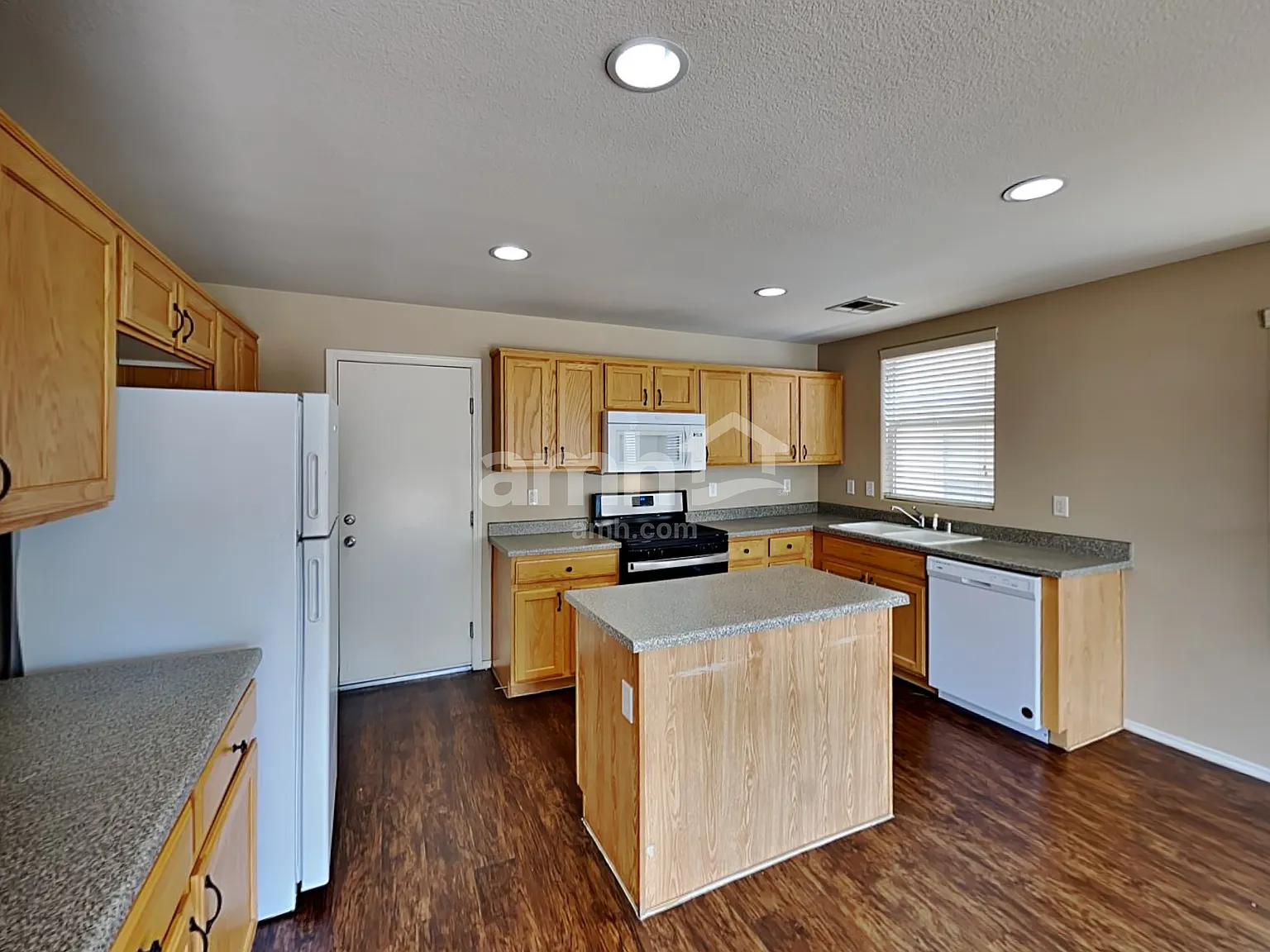 3 bed, 2.5 bath, 1853 sqft, $2,385 — Photo 4