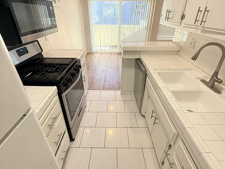 1226 N Fuller Ave #20 — Photo 8