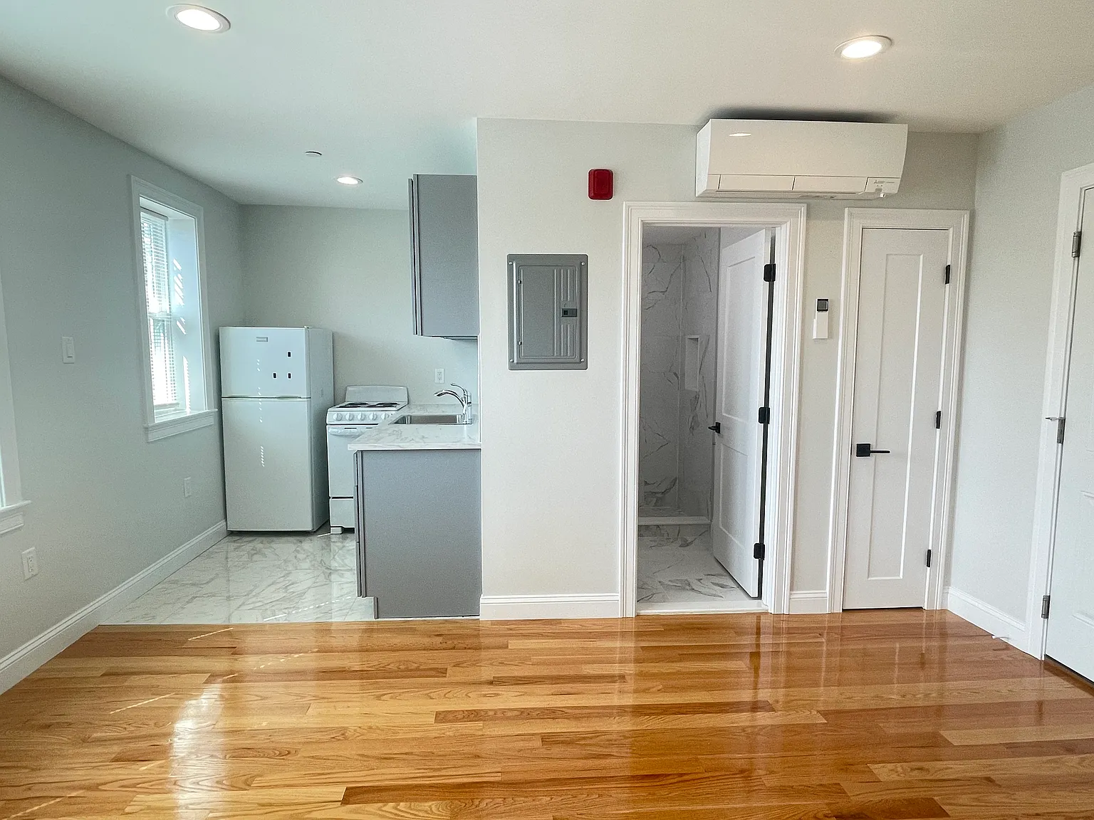 325 Newport Ave — Photo 3