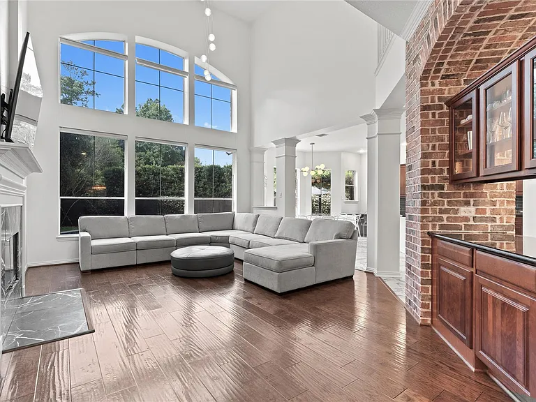 18 Degas Park Dr — Photo 2