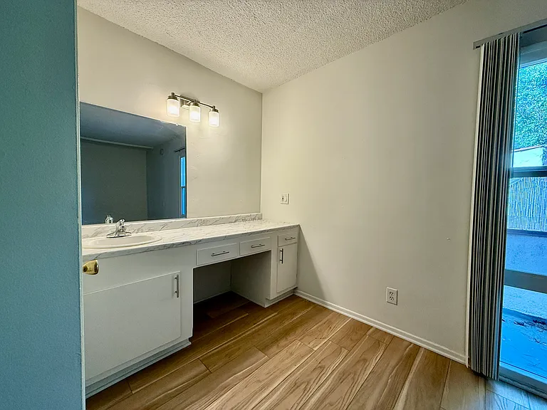 Vine Street Apartments — Photo 29