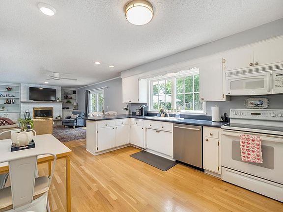 4th image of 3204 Hilldale Ave NE