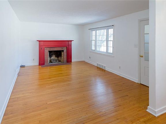 3rd image of 916 Meadowbrook Dr
