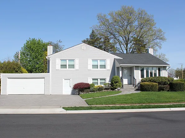 1 Chadwick Rd, Syosset, NY 11791