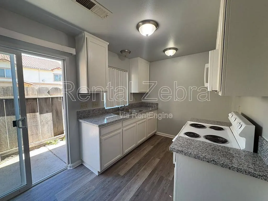 2 bed, 1.5 bath, 900 sqft, $1,459 — Photo 3
