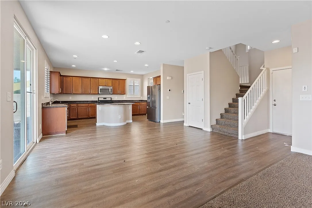 4 bed, 2.5 bath, 2593 sqft, $2,550 — Photo 3