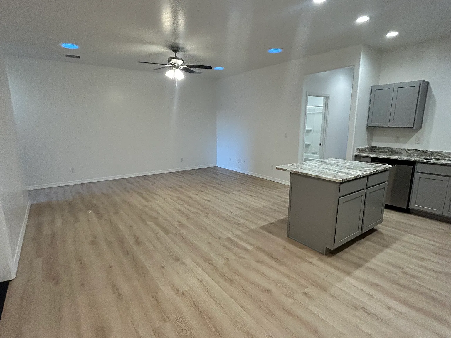 3 bed, $1,400 — Photo 3