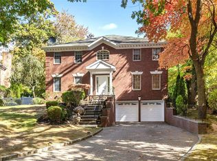 210 Aldershot Ln, Manhasset, NY 11030