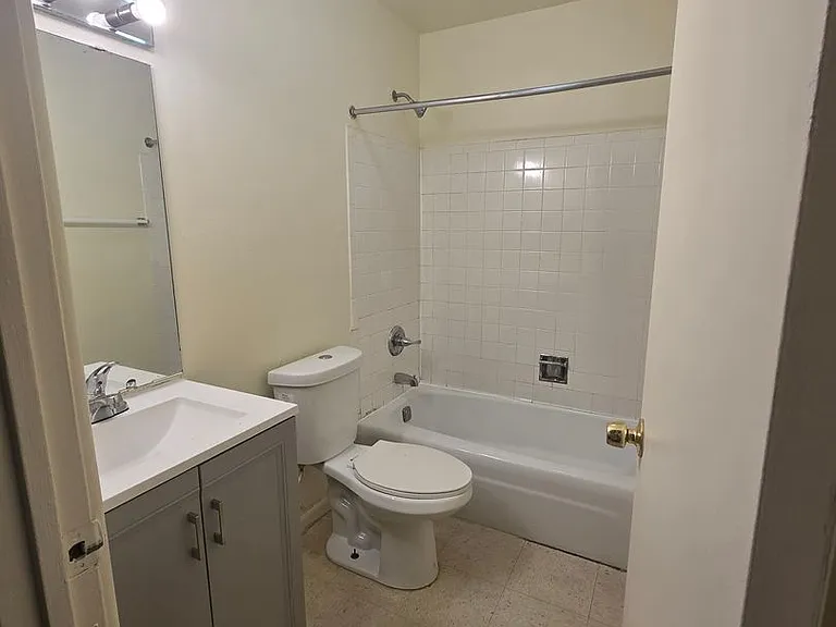 Mulford Park Apartments — Photo 22