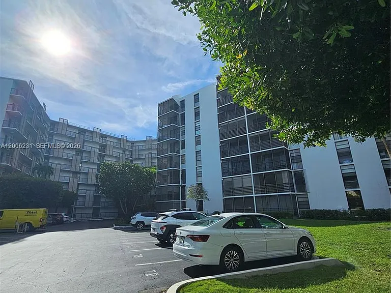 20400 W Country Club Dr #315 — Photo 8
