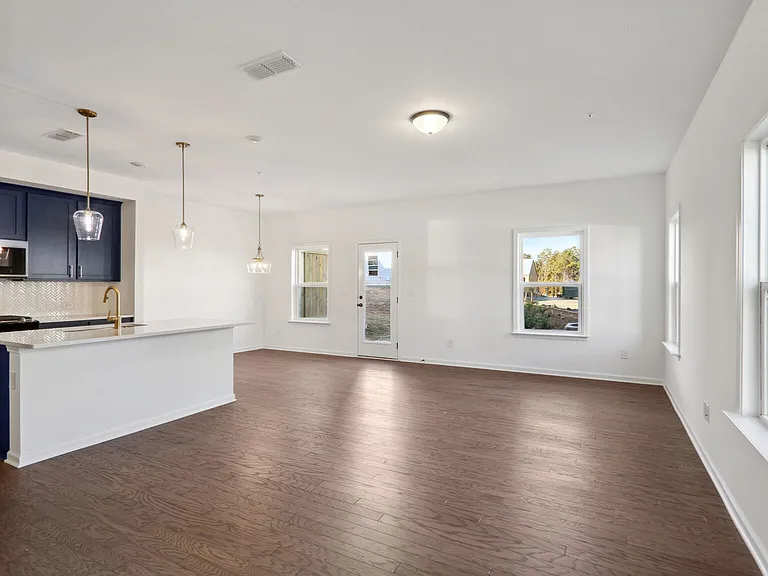 727 Carmes Dr — Photo 5