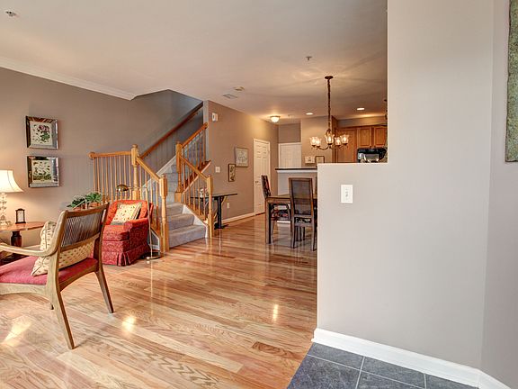 3rd image of 204A Heathwalk St
