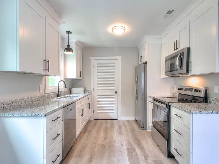 1016 Sharon Dr — Photo 3