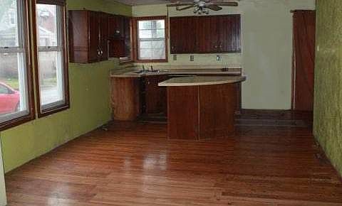 4th image of 715 Delaware St