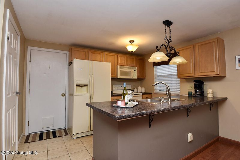 4th image of 91 Snowberry Road