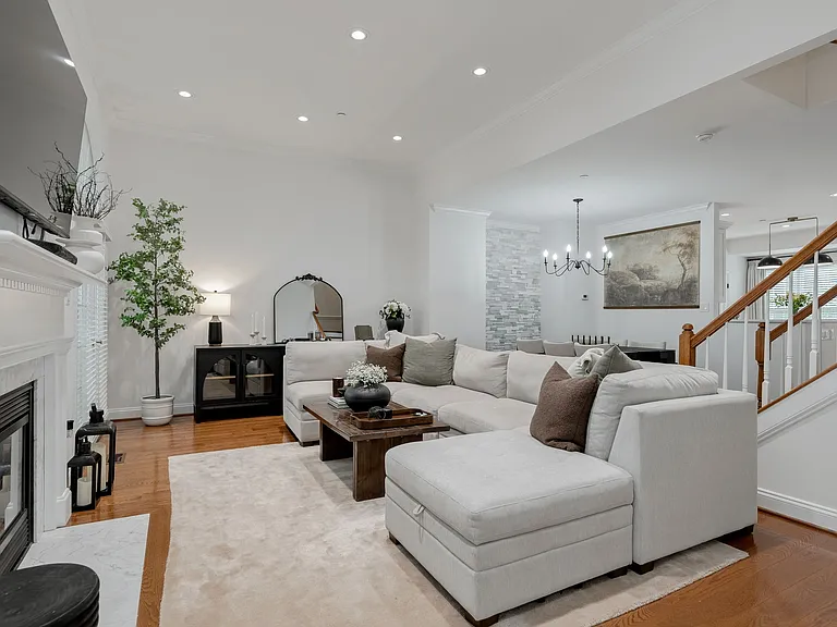 413 Clayton Ln — Photo 6
