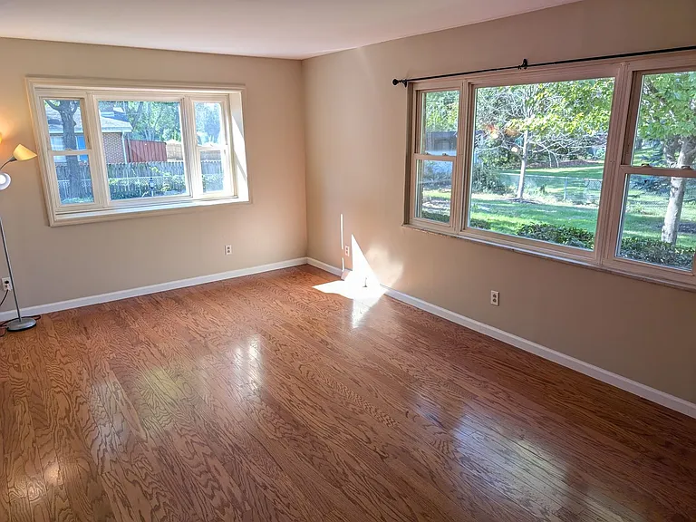 5253 Vernadale Dr — Photo 15