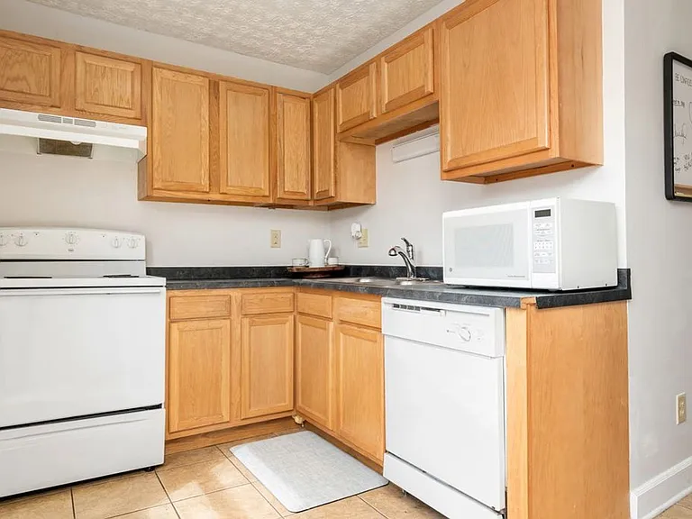 1369 Indianola Ave — Photo 16