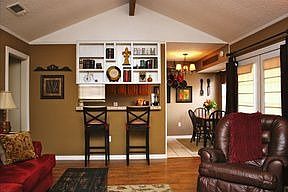 3rd image of 828 Crestview Dr
