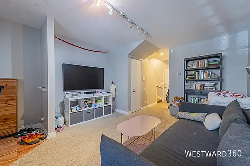 127 E 18th St #TOWNHOUSE Photo 1