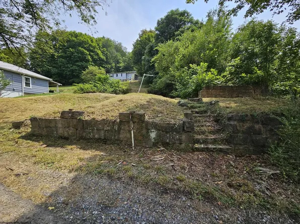 1 4th St, Grafton, WV 26354