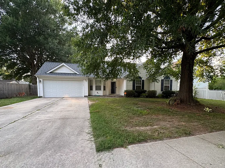 612 Oak Grove Rd — Photo 1