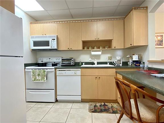 3rd image of 3105 NE 28th St APT 3B