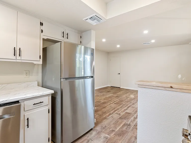 3434 Oak St — Photo 6