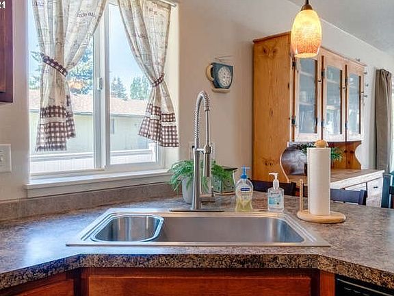 5th image of 3006 NE 157th Ct