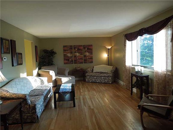 2nd image of 118 Cottonwood Ct