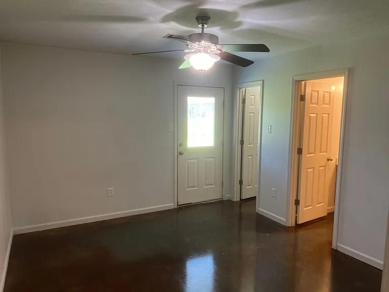 411-413 Middle Rd — Photo 10