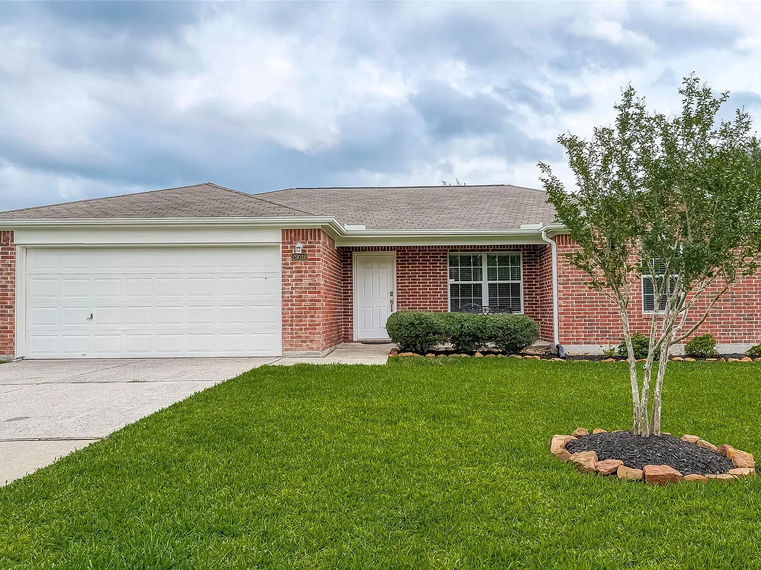 3 bed, 2.0 bath, 1134 sqft, $1,900 — Photo 1