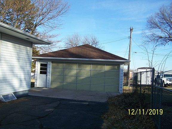 3rd image of 911 E 6th St
