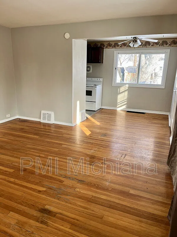 2 bed, 1.0 bath, $850 — Photo 1