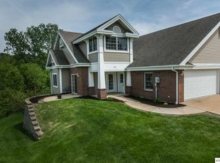 1392 Oak Park Pl, Dubuque, IA 52002